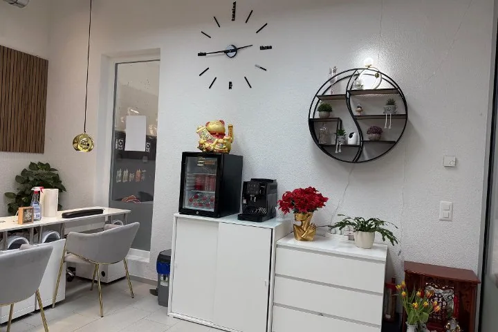 Empfang mit Uhr und Regal