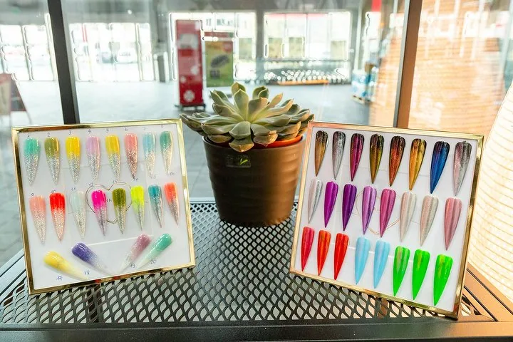 Farbkarten mit Nageldesigns im Studio